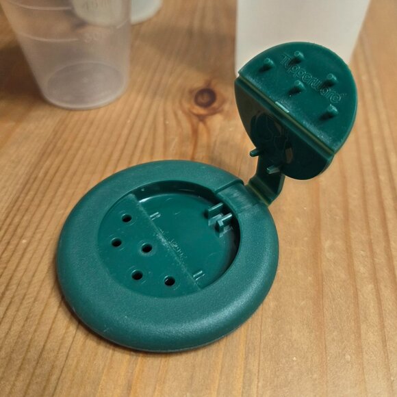 Vintage Tupperware One Touch Salt & Pepper Shaker set - Picture 5 of 7